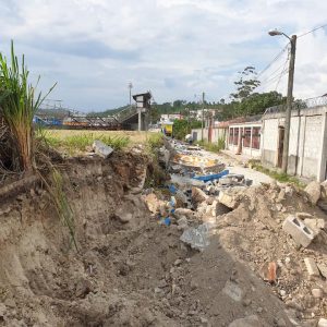 Demolición de muro perimetral Estadio Municipal Sergio Reyes a solicitud del Comite de administración del estadio y vecino colindantes.
