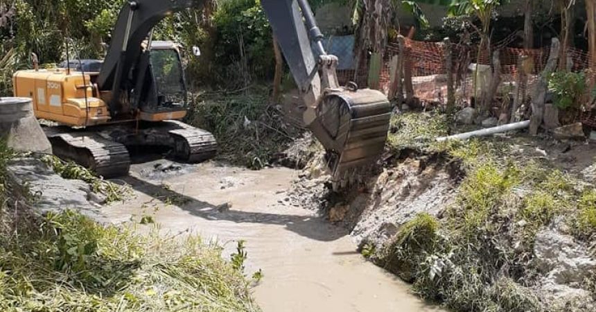Se continua trabajando con la prevención de inundaciones realizando la limpieza y dragado de las quebradas parte baja de la ciudad.