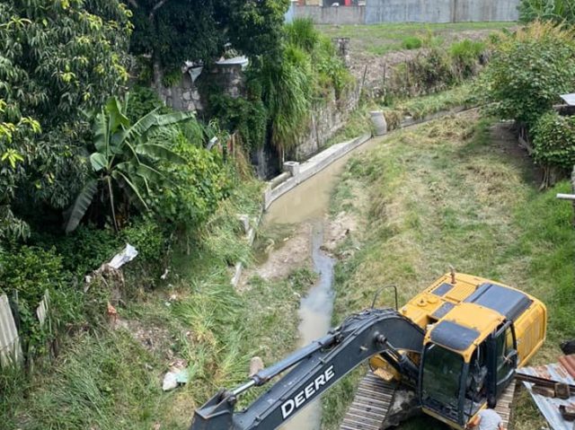 Se continua trabajando con la prevención de inundaciones realizando la limpieza y dragado de las quebradas parte baja de la ciudad.